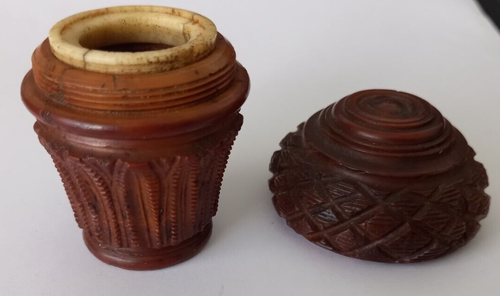 Antique Carved Treen Wood Nutmeg Grater - Picture 3 of 9
