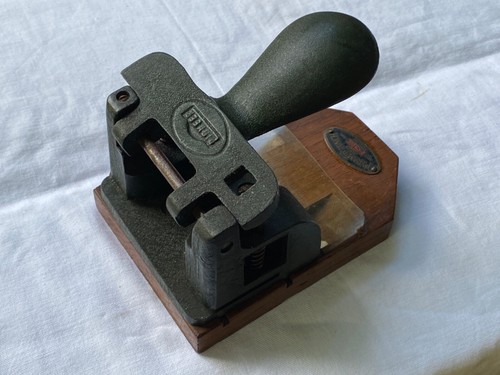 Vintage Pioneer Pyramide verstellbarer Locher FUNKTIONSFÄHIG