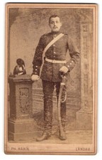 Fotografie Ph. Hahn, Landau / Pfalz, Soldat in Uniform mit Säbel und Raupenhelm 