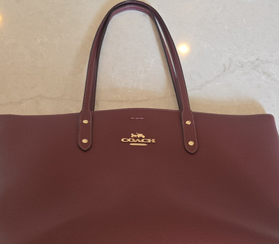 Coach Burgundy Pebbled Tote Bag Gold Logo Snap Closure Pouch Lined Pockets
