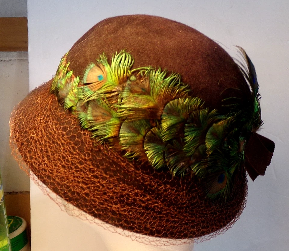 Sombrero de colección PLUMA DE PAVO REAL fieltro marrón + red GLENOVER Hattie's on the Plaza Foto 3 de 4