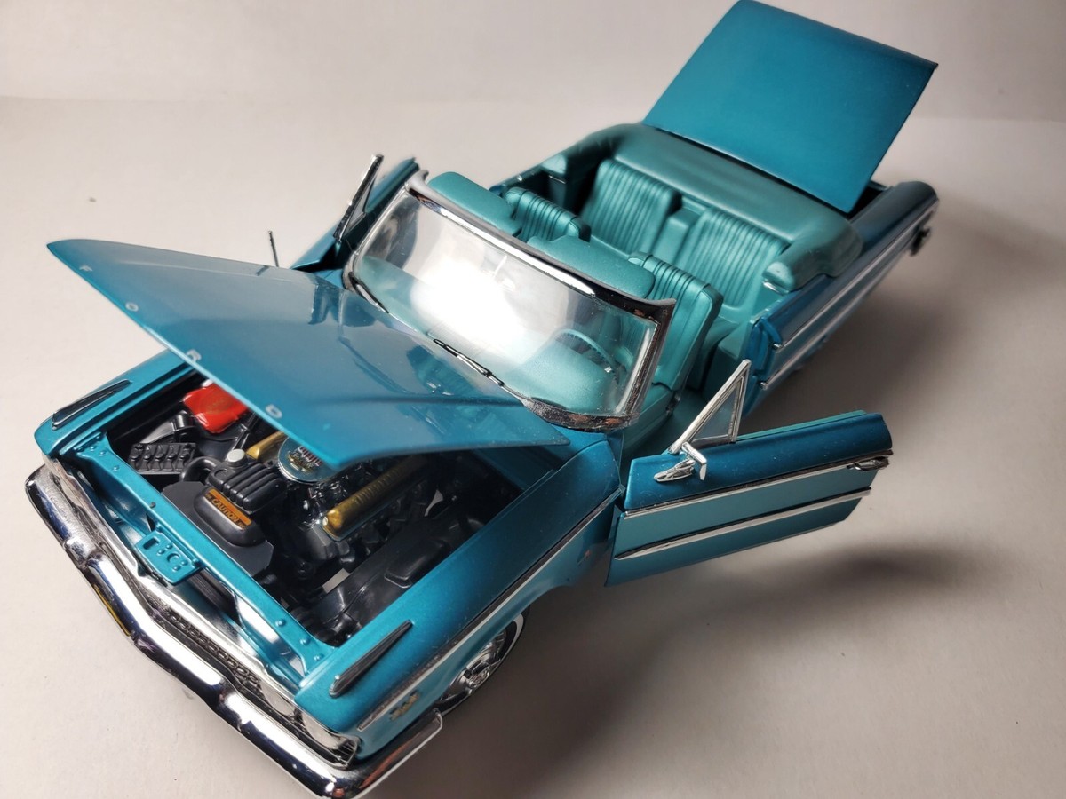 Sun Star 1963 Ford Galaxie 500 XL Convertible 1:18 Scale Diecast