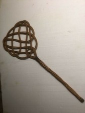  Battoir, tapette à tapis en  rotin tressé ,75 cm et 30 cm diamètre