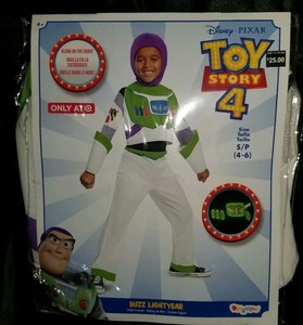 buzz lightyear brilla en la oscuridad