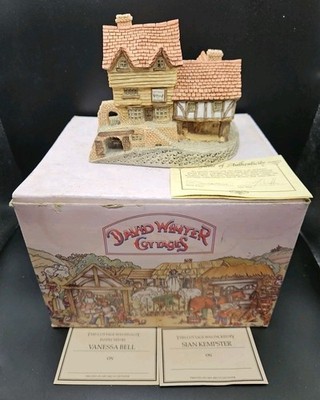 David Winter Cottages ''Market Street'' Figur 1980 verpackt mit Zertifikat