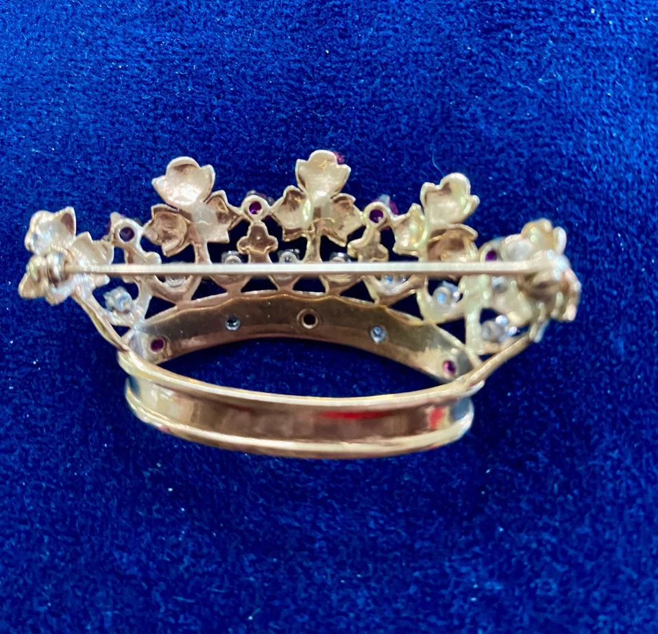 Broche prendedor corona Art Nouveaus 14k, circa 1950, con diamantes y rubíes. Foto 2 de 4