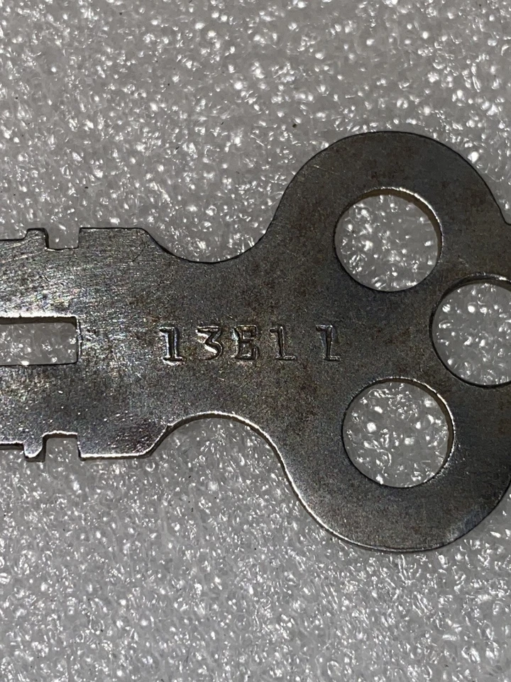 Llave de maletero antigua Eagle Lock Company No. Llave de maletero 13E11 Ealge Lock Co Foto 4 de 4