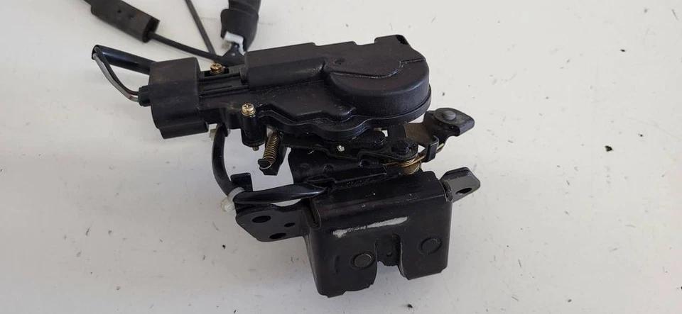 Pontiac Vibe 2005 Tailgate trunk boot lock catch latch BTV78851 — 第 3/4 张图片