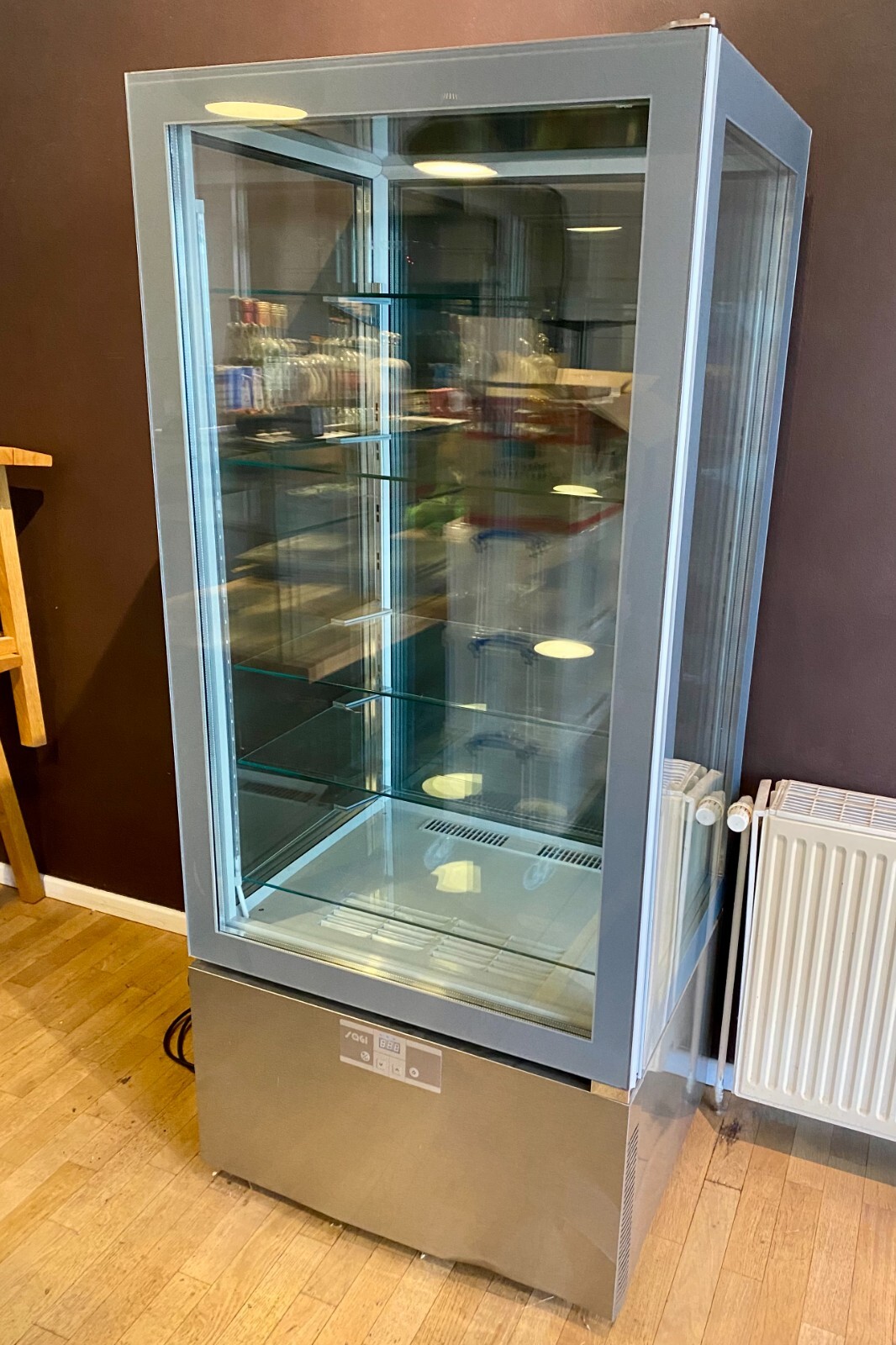 Hochwertige SAGI Kühlvitrine KP8 – Top-Zustand, kleine optische Einschränkung