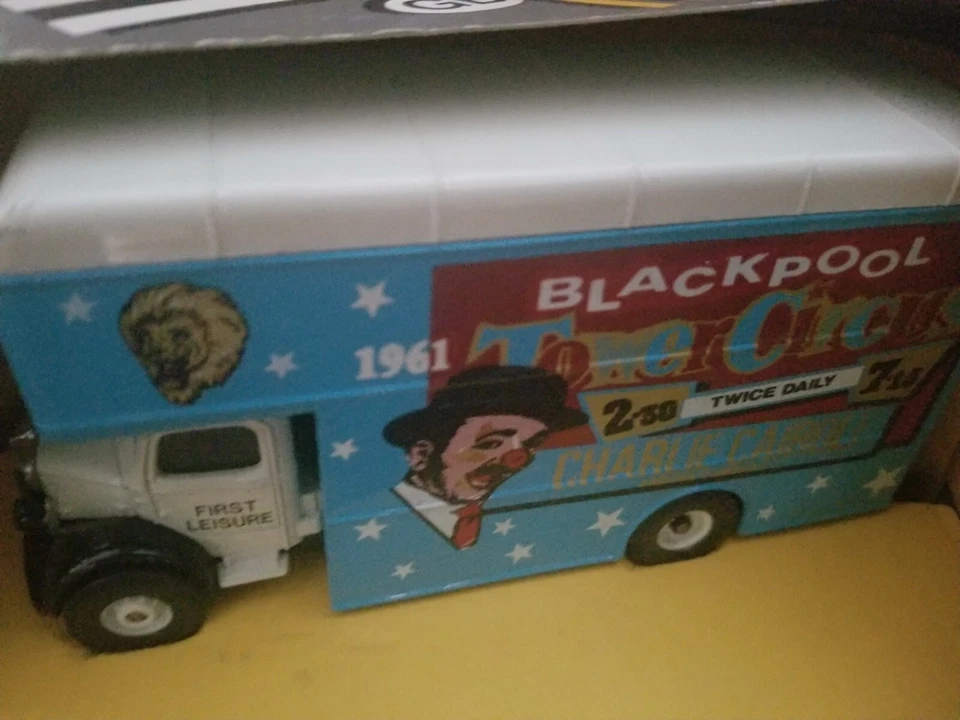 Corgi Classics Bedford O Series Pantechnicon Blackpool Tower Circus - Image 2 of 4