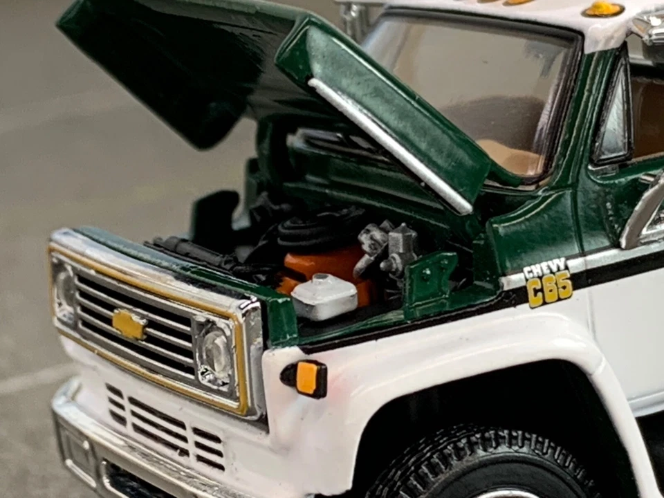 1/64 DCP WHITE/GREEN CHEVY C65 SINGLE AXLE FLATBED - Image 3 of 4