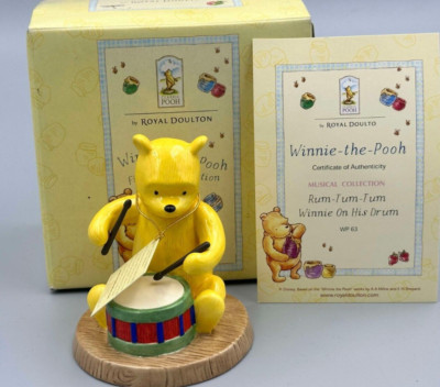 Royal Doulton Winnie The Pooh - Rum-Tum-Tum Winnie On His Drum WP63 Figur.