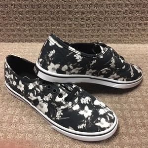 vans authentic lo pro black floral