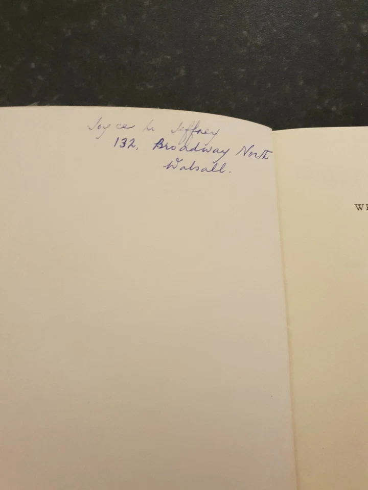 c4 What is Linguistics? Second Ed By David Crystal, Edward Arnold 1971 Bk20 - Image 2 of 4