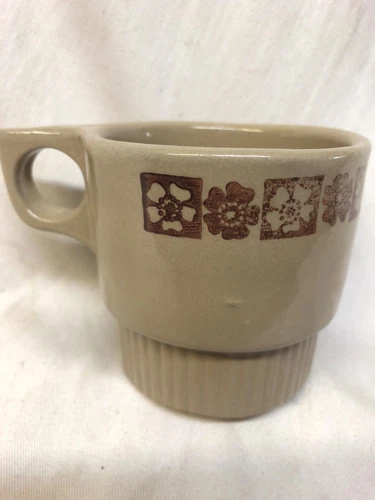 MONMOUTH MAPLE LEAF TAN MUG WITH BROWN FLOWER BLOCK BOTTOM RIBBED TRIGGER HANDLE