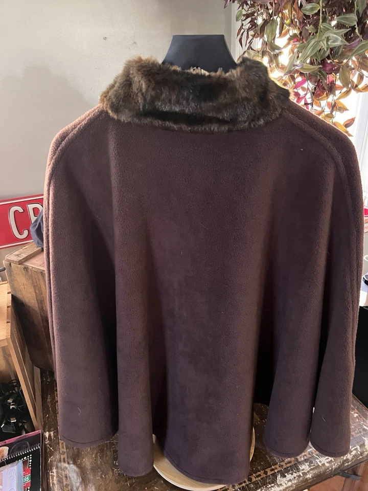 Poncho chal con capa marrón suave forrado de piel sintética EAST 5th para mujer talla única Foto 2 de 4