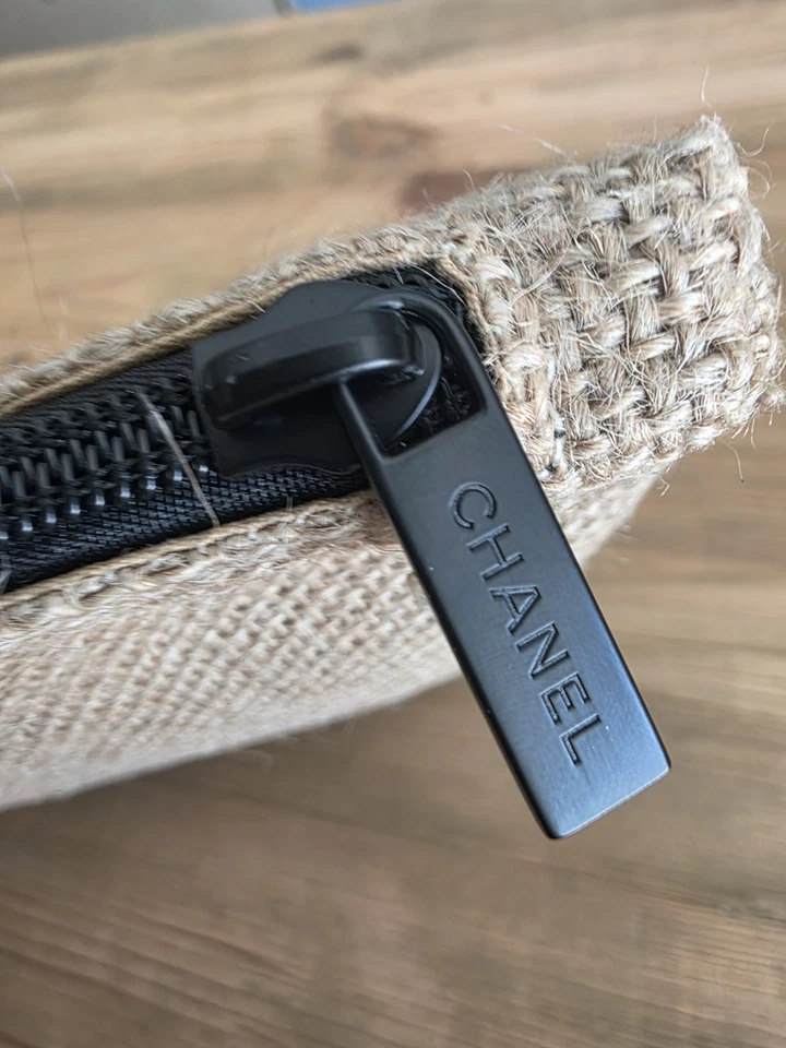 Bolso sin asas Chanel Beaute Alaplage GWP novedad yute artículos de tocador bolsa de cosméticos NUEVO con CAJA Foto 4 de 4