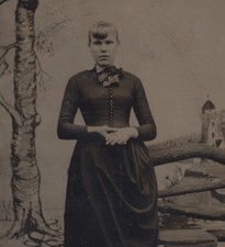 PORTRAIT OF BEAUTIFUL YOUNG WOMAN W/ PAINTED BACKDROP W/ LIGHT HOUSE