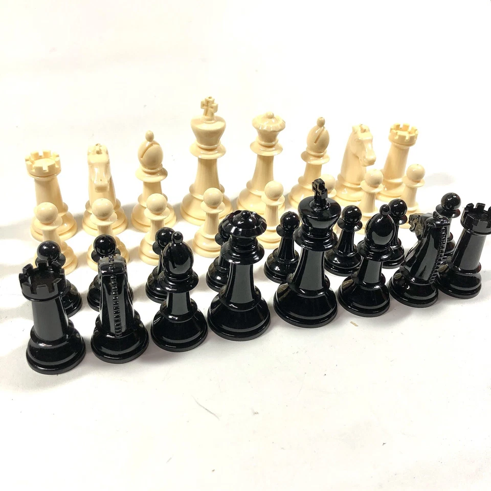 Juego de ajedrez de plástico Halsam 32 piezas para hombre n.º 421 Playskool Manufacturing Co. EC Foto 3 de 4