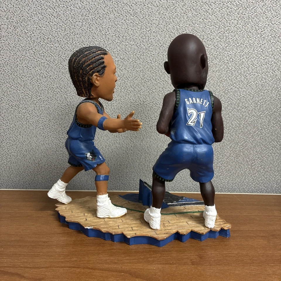 🏀VERY RARE MINNESOTA TIMBERWOLVES KEVIN GARNETT & SPREWELL DUEL BOBBLEHEAD #504 - Image 3 of 4