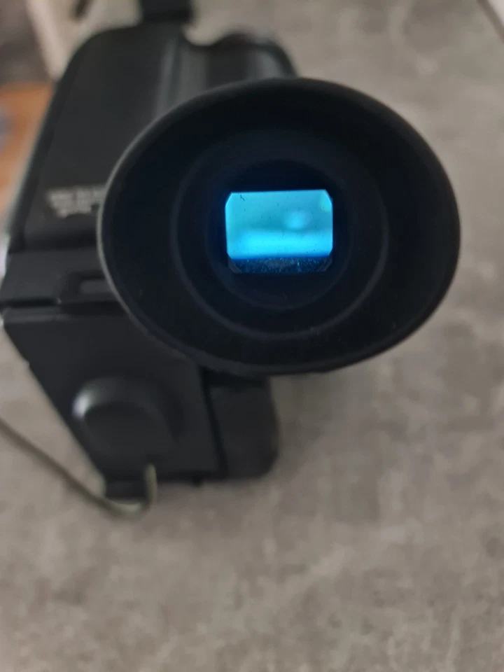 JVC GR-AX200EG Compact VHSC Camcorder  - Bild 4 von 4