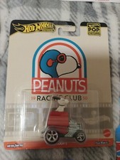 NEW Hot Wheels Premium Pop Culture PEANUTS SNOOPY RACING CLUB HVJ42 1:64 Scale