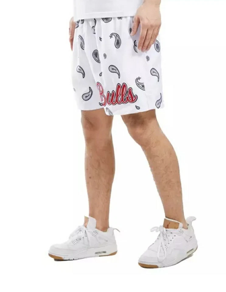 Pantalones Cortos Pro Standard NBA Para Hombre Bordados Chicago Bulls Paisley Tejidos Blancos Nuevos. Foto 2 de 4