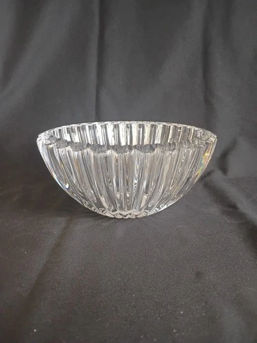 Pre Owned TIFFANY & CO. Crystal Glass Bowl Ribbed Rim of Hearts Design - Read