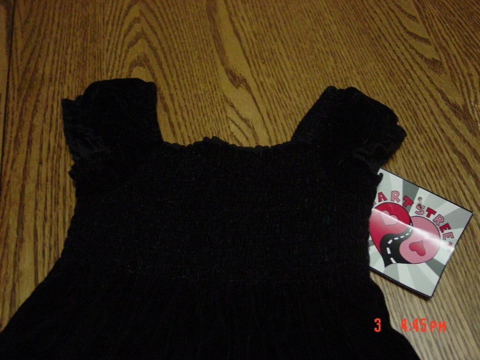 Vestido de vacaciones de terciopelo negro para niñas pequeñas de Hart Street Foto 3 de 4