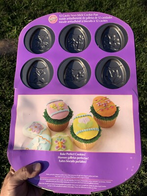 BRAND NEW WILTON Cookie Tin 12 Cavity Non Stick Cookies Easter Egg   sj7m