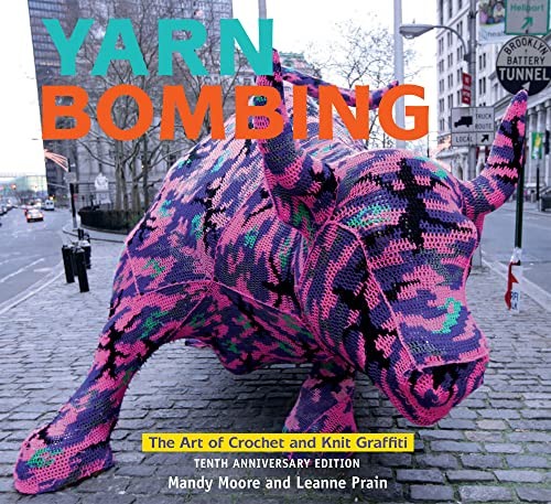Yarn Bombing: The Art of Crochet and Knit Graffiti: Tenth... - Moore, Mandy