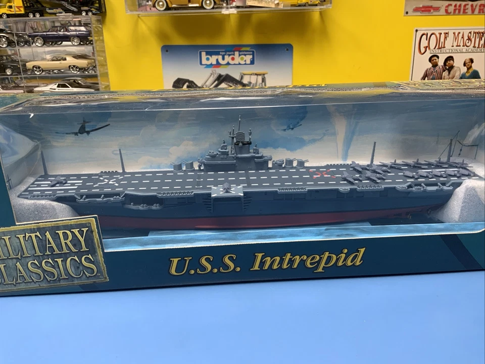 Gearbox Toys Military Classics U.S.S. INTREPID Aircraft Carrier 1:700 Diecast - Image 2 of 4