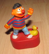 Sesamstraße Ernie mit Ente auf Sockel PVC – Bullyland
