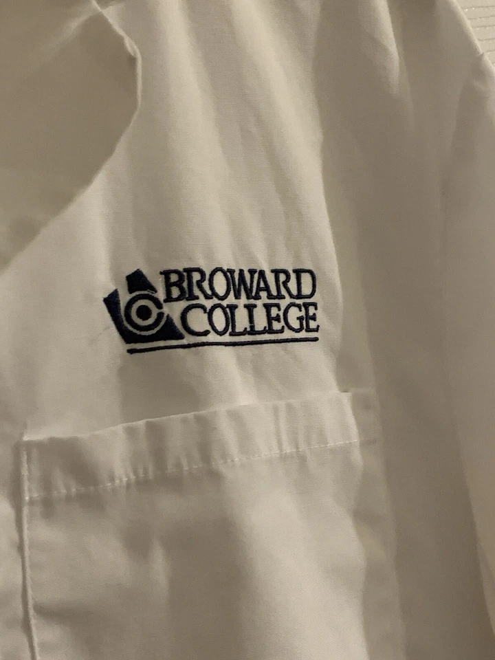Lab Coat - BROWARD COLLEGE - size Large- LONG SLEEVE. - Image 4 of 4