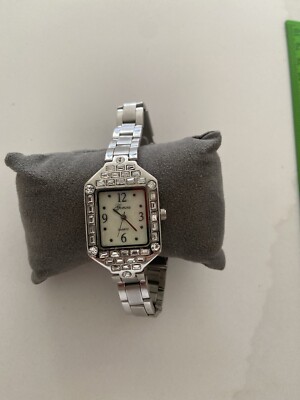 Geneva Women's Silvertone Quartz Watch Bracelet New Battery Working Great Lookin