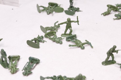 VINTAGE 125 US ARMY MARINES 1" tall GREEN PLASTIC TOY SOLDIERS - Picture 8 of 10