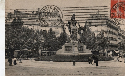 CPA PARIS PASSY MONUMENT ERHEBT SICH ZUM MEMOIRE DE VICTORHUGO / GESCHRIEBEN / GESTEMPELT