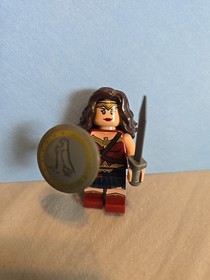 Lego Wonder Woman authentic Minifigure DC 76075  Discontinued RARE!