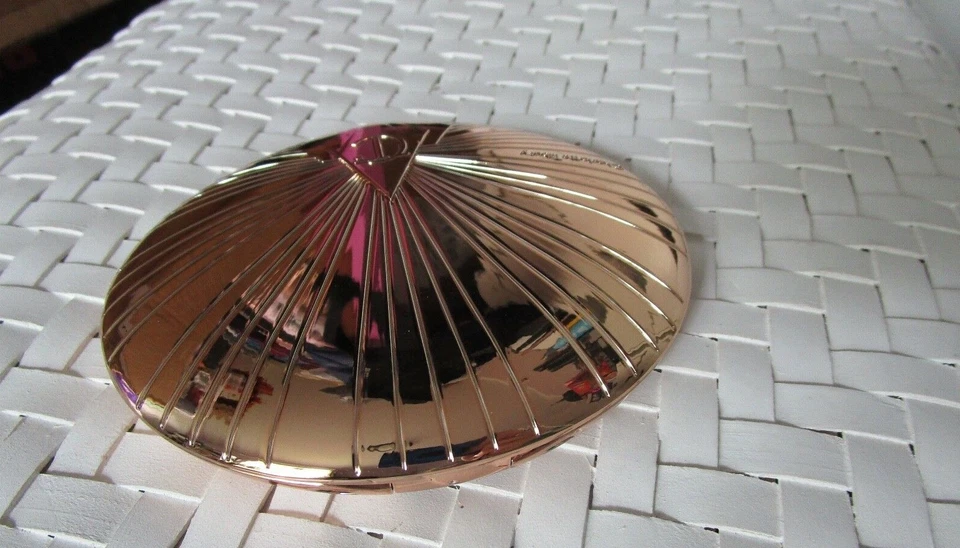 Charlotte Tilbury New Airbrush Bronzer Pick 1 Shade In Box 100% Authentic - Image 2 of 2