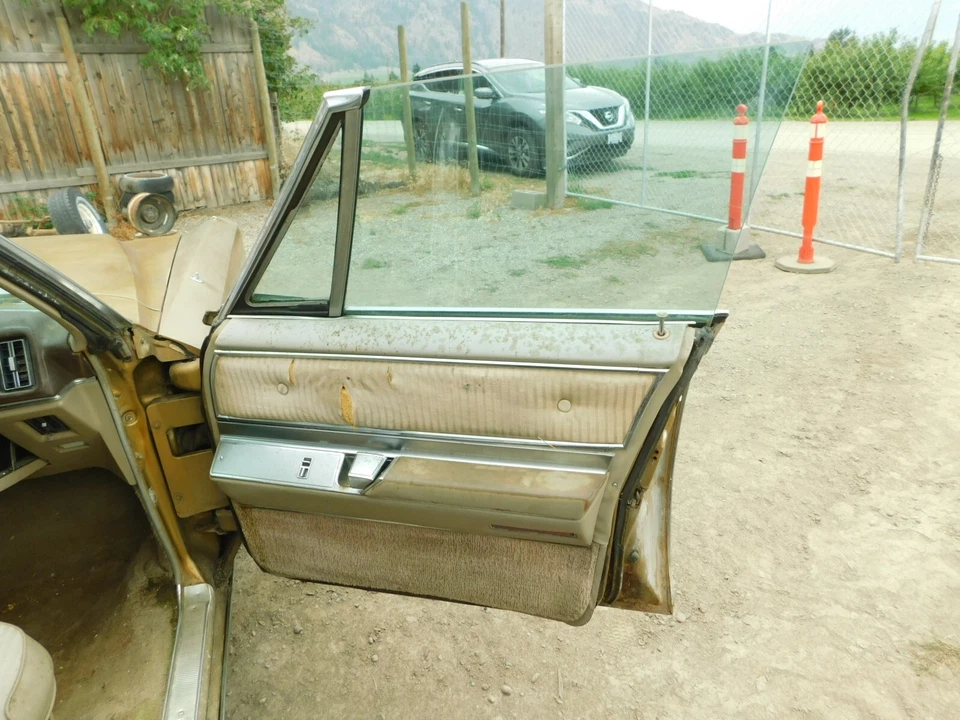 RH FRONT DOOR PANEL TRIM & ASHTRAY 1967 CADILLAC FLEETWOOD 9709744 67CF1-1B9 - Image 2 of 4