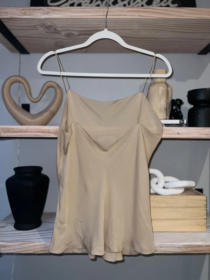 Camisola Ralph Lauren Silk Charmeuse en arena, talla 12 precio de venta sugerido por el fabricante $590 Foto 2 de 4