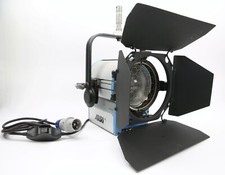 ARRI T2 2000W Location Fresnel (120-240 VAC) Manual Spotlight With Barn Doors