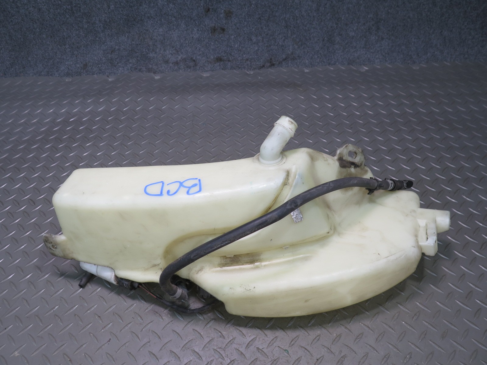 06-12 BENTLEY CONTINENTAL FLYING SPUR WINDSHIELD WATER TANK RESERVOIR ASSEMBLY