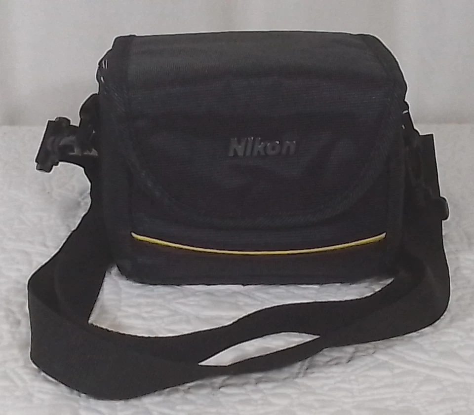 Estuche compacto Nikon 11905 Cubo bolsa para Coolpix 4,5 x 4" x 3,75" con correa Foto 2 de 4