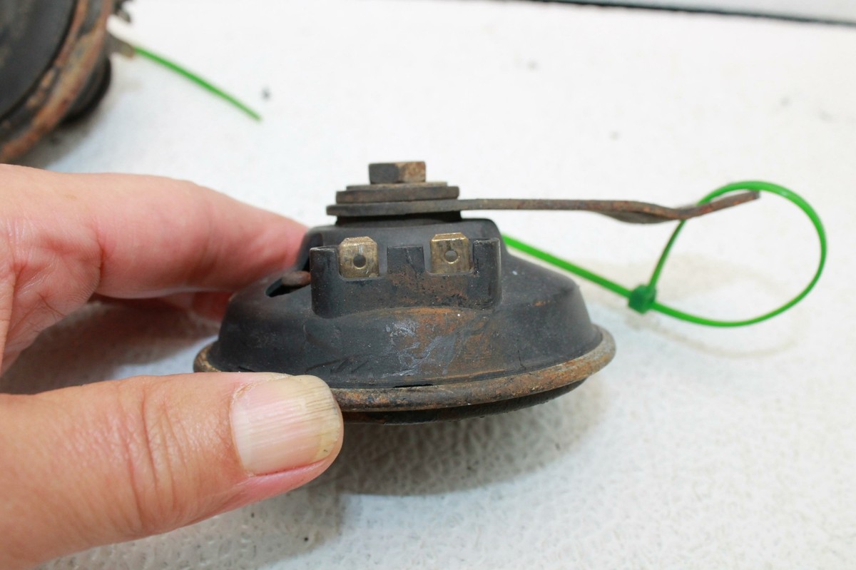 1983 1984 KAWASAKI GPZ ZX1100 (#318) HORN SIGNAL LEFT RIGHT HORN