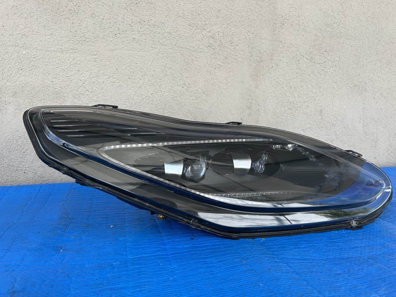 2017-2021 ASTON MARTIN DB11 RIGHT PASSENGER SIDE HEADLIGHT LED OEM