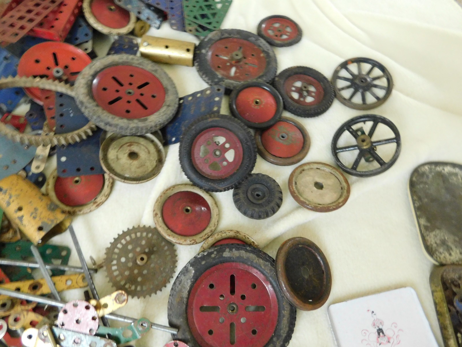 Vintage 18.5kg Meccano Joblot Spare Parts Wheels Cogs Screws Motor Plates etc