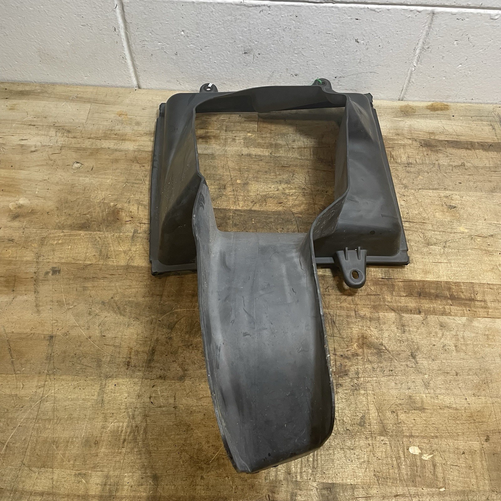 2014-2017 Maserati Ghibli Front Right Side Intercooler Air Inlet Duct Shroud Oem