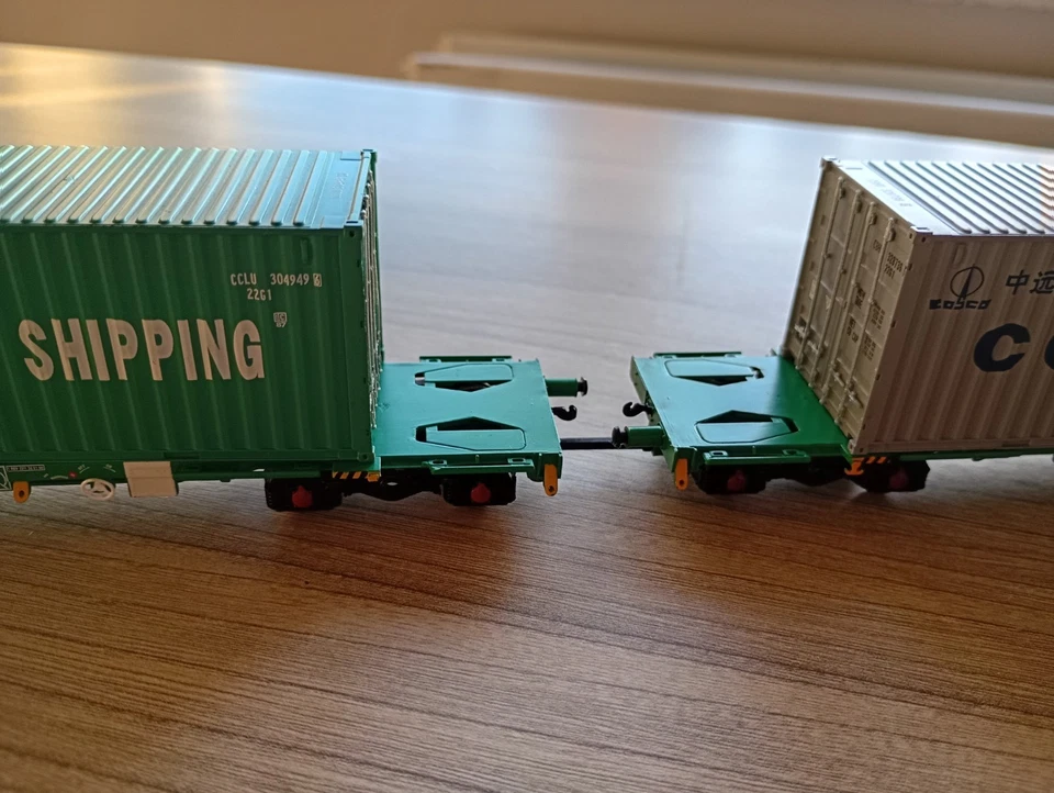 Bachmann OO Gauge Intermodal Bogie Flat Wagons With 4 X 20ft Containers  - Image 3 of 4
