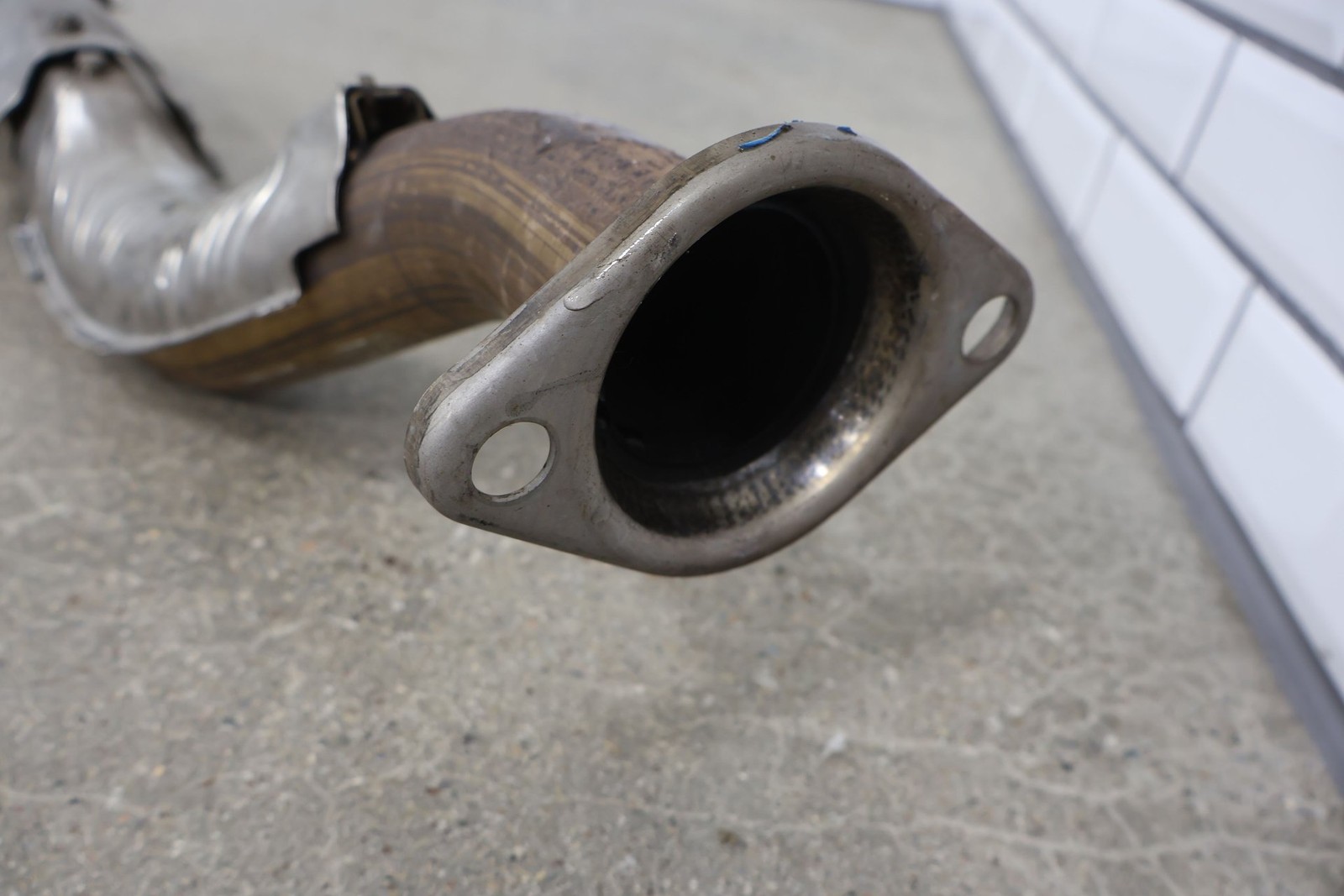 Aston Martin V8 Vantage 2010 Center exhaust extension P/N 6G335220AC